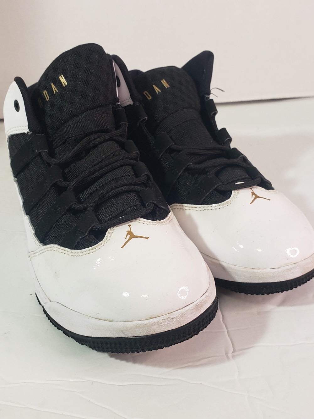 Nike Air Jordan Max AURA Black and White Sneakers with Gold Jumpman Sz: 2Y Ball